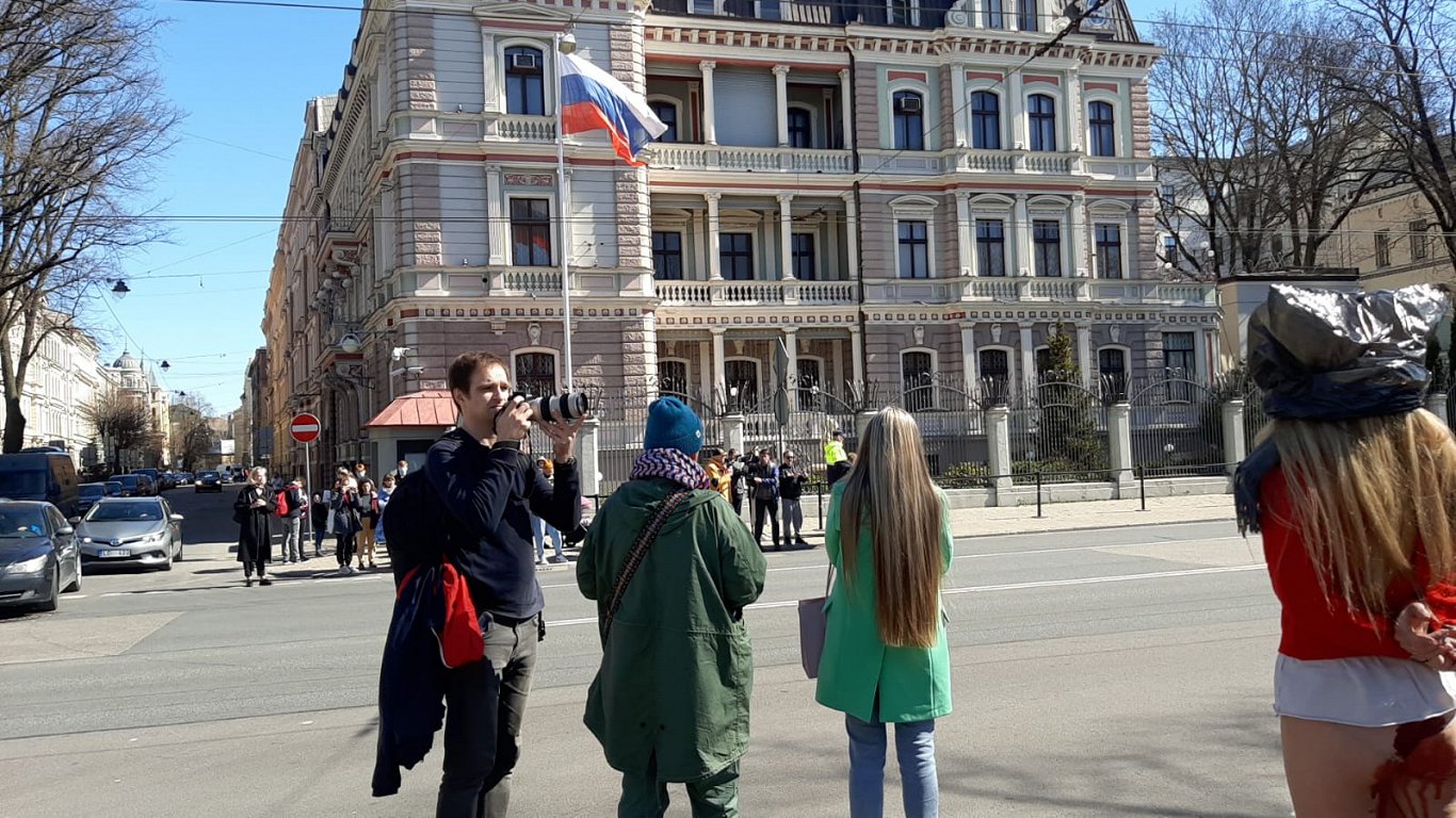 Protesta akcija pie Krievijas vēstniecības ēkas. 2022. gada 20. aprīlis.