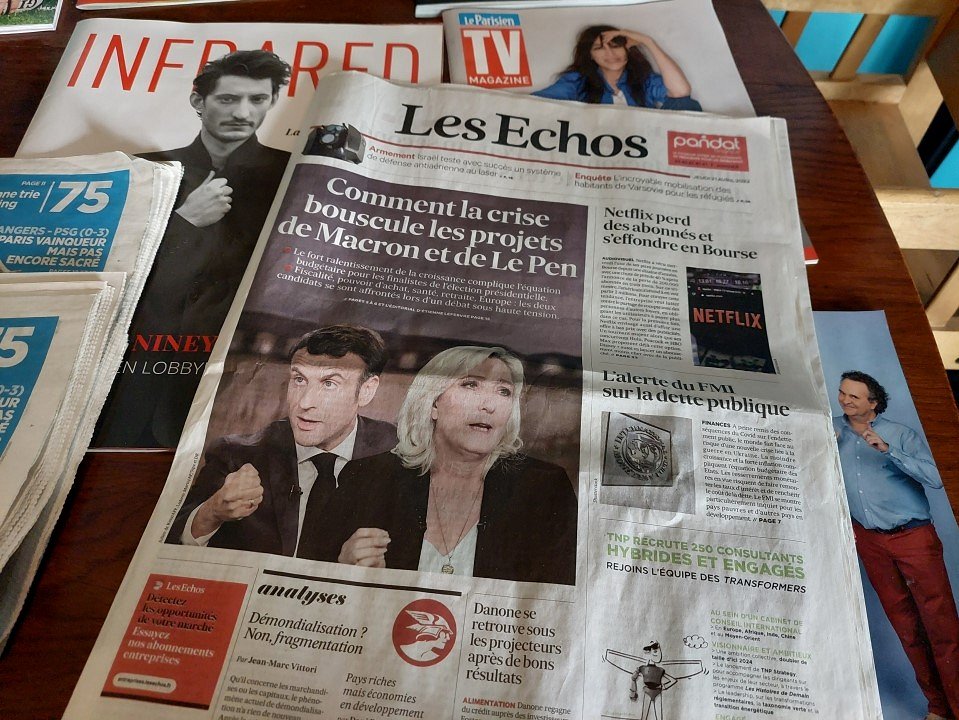 Francijas prezidenta vēlēšanu virsraksti Parīzē. 2022. gada aprīlis.