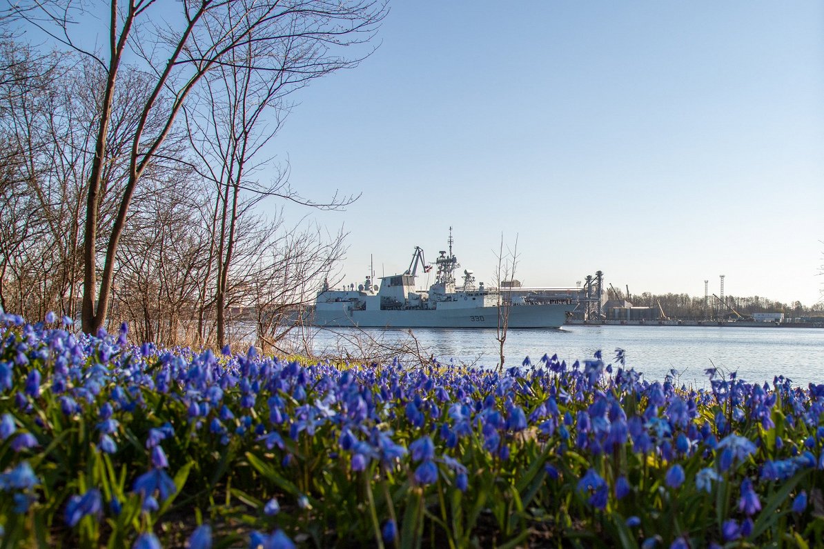 NATO kuģi ienāk Rīgas ostā.