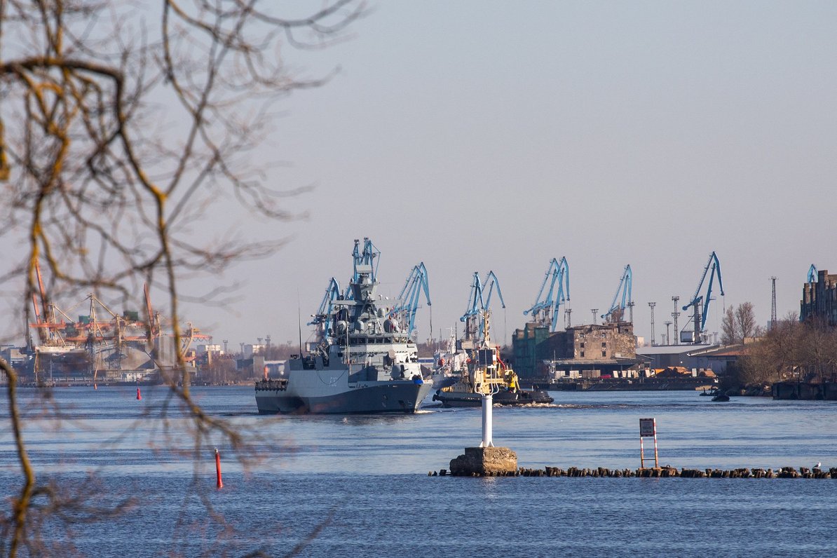 NATO kuģi ienāk Rīgas ostā.