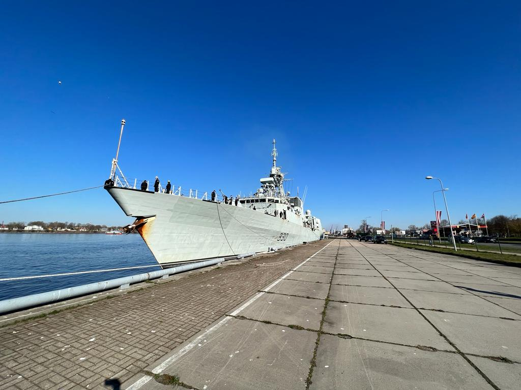 NATO karakuģis Rīgas ostā.