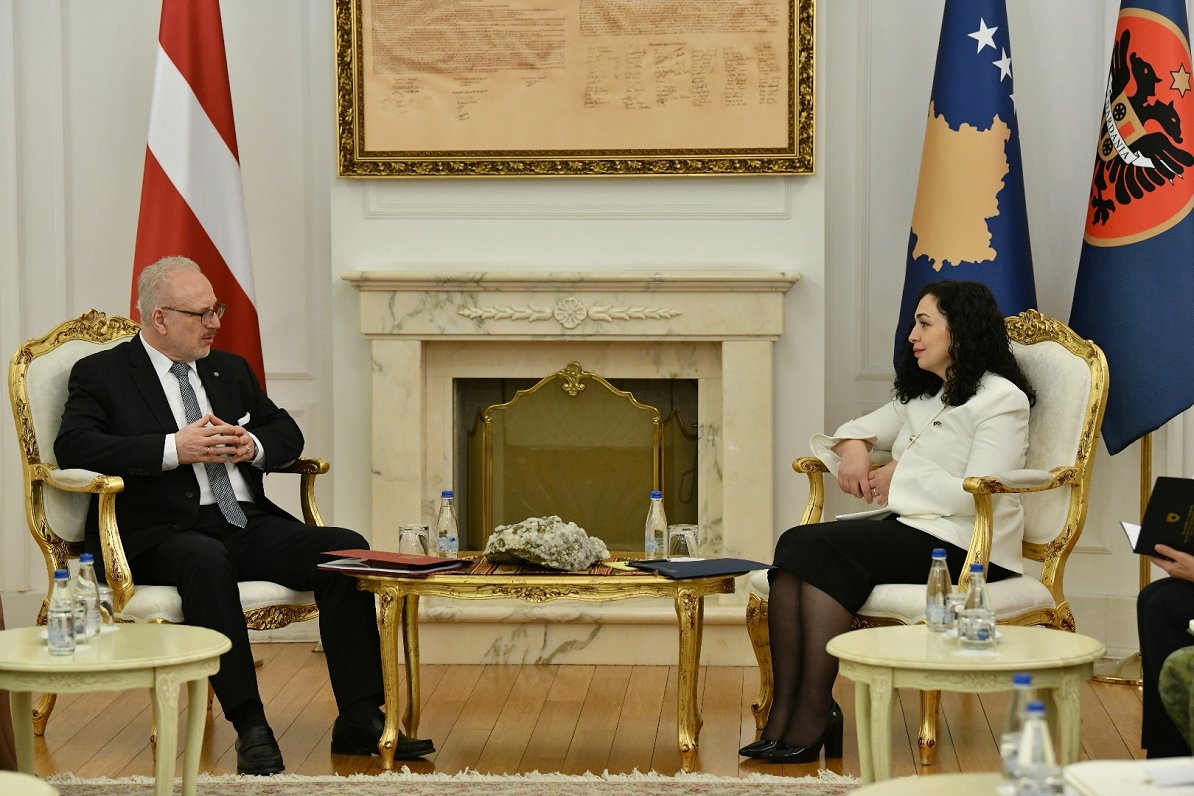 Valsts prezidents Egils Levits tiekas ar Kosovas Republikas prezidenti Vjosu Osmani-Sadriu.