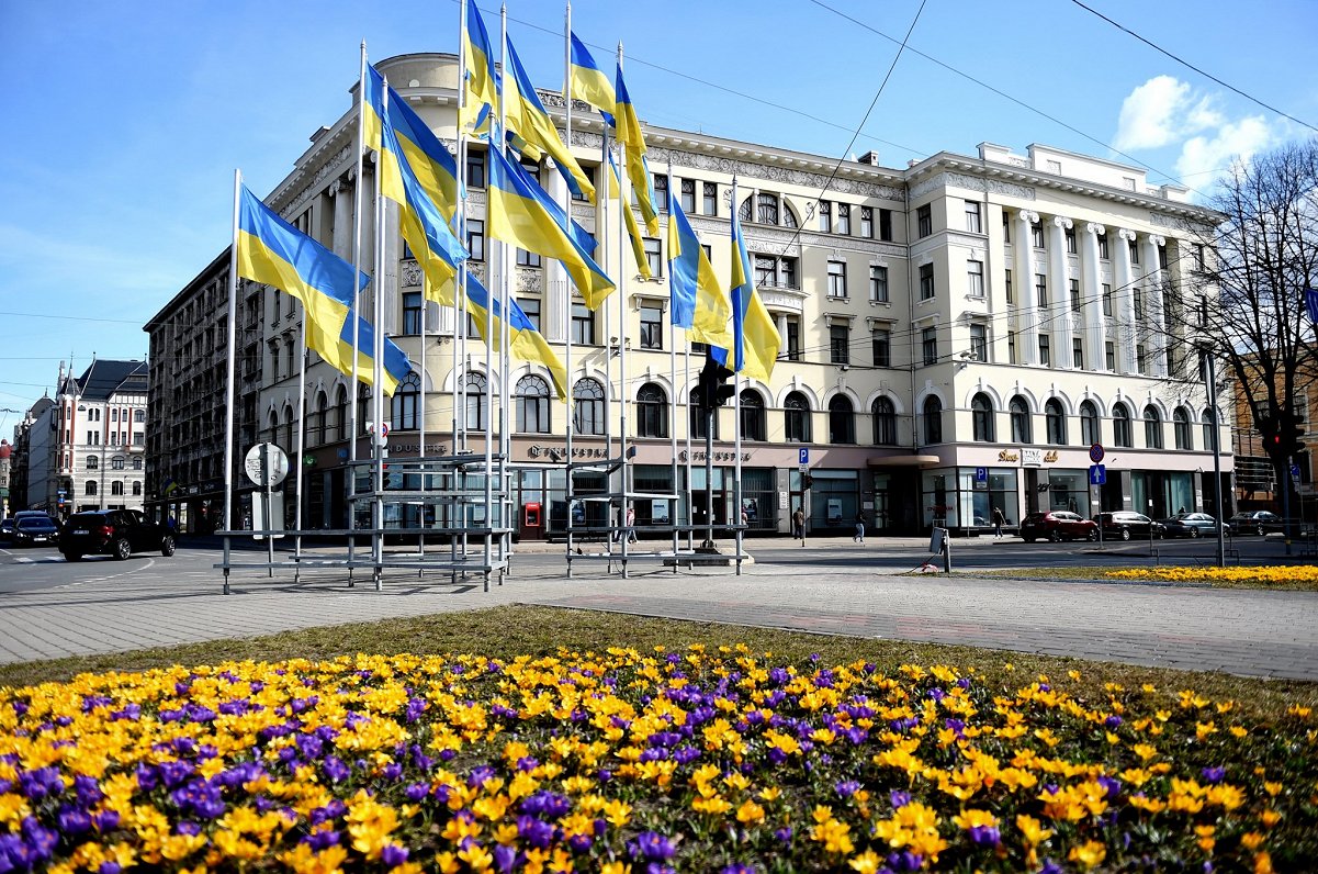 Ukrainas karogi Brīvības bulvāra un Elizabetes ielas krustojumā.