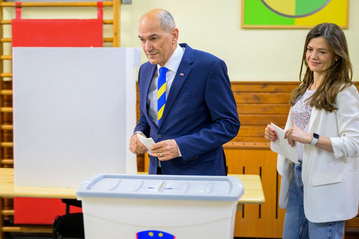 Janezs Janša kopā ar sievu Slovēnijas parlamenta vēlēšanās