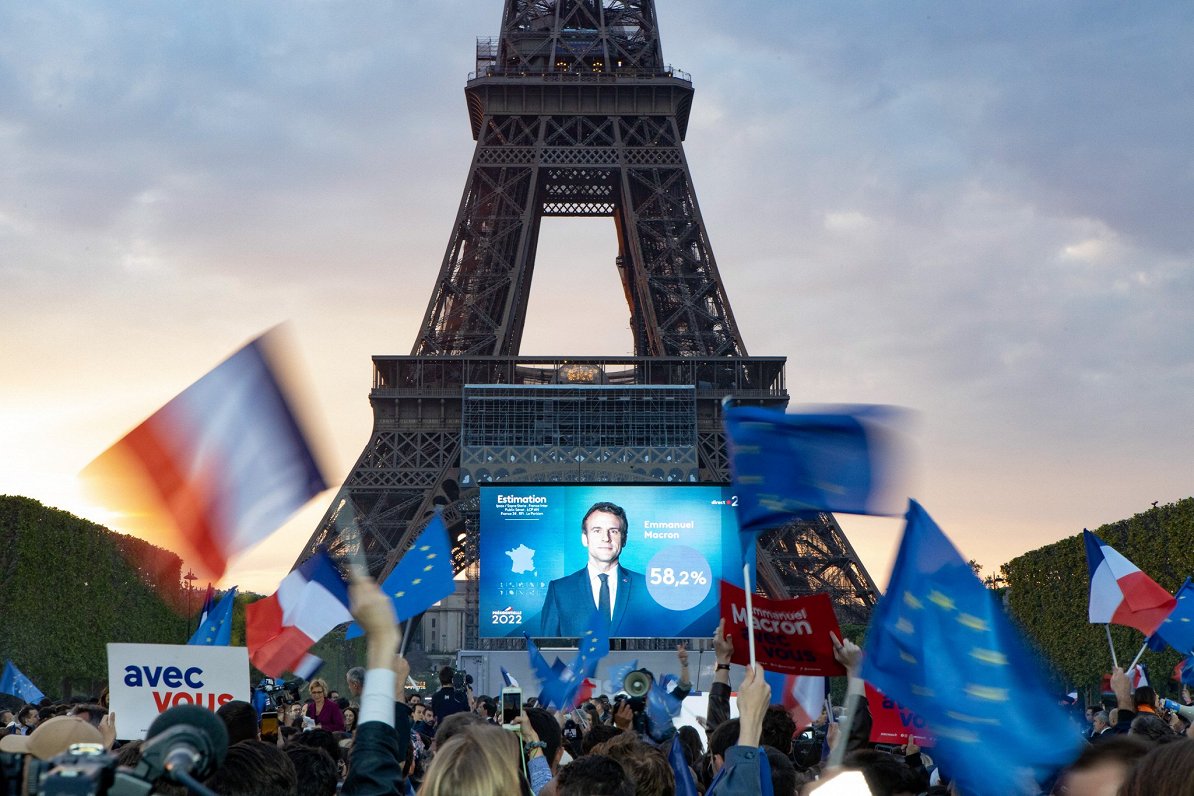 Prezidenta vēlēšanu iznākuma svinības pie Eifeļa torņa Parīzē.
