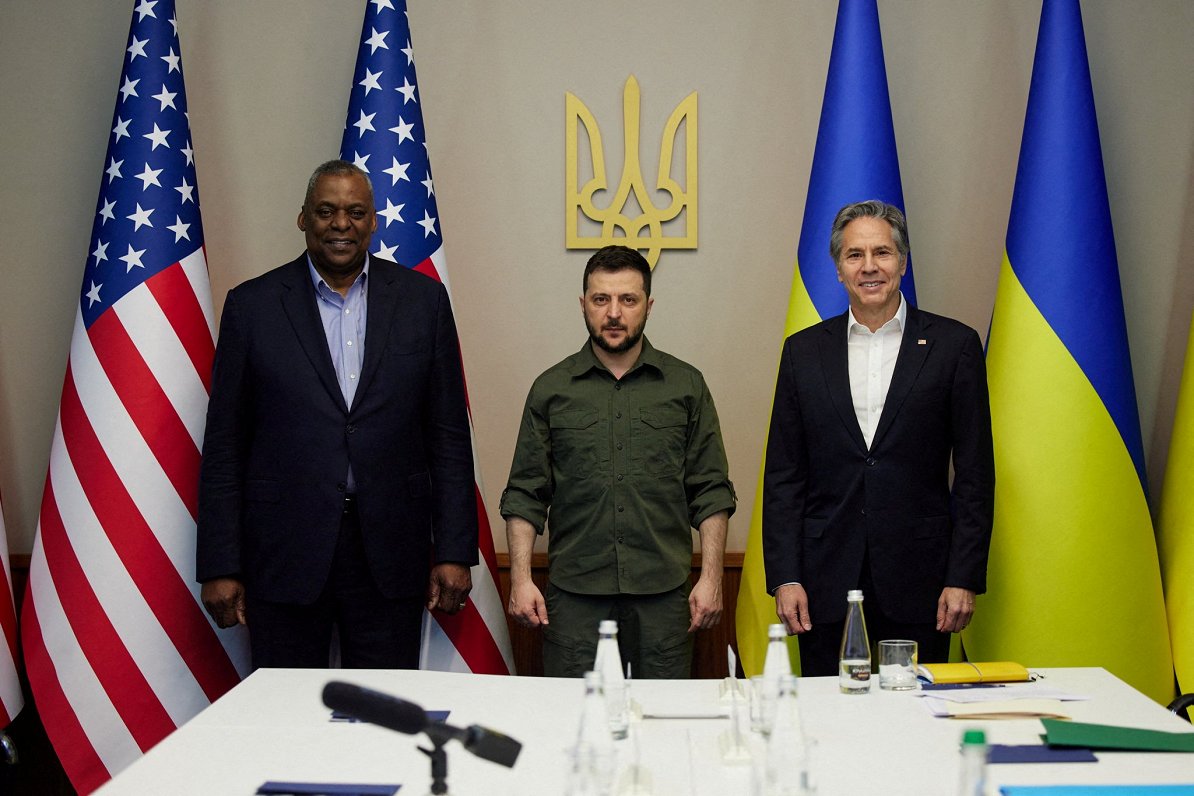 Министр обороны США Ллойд Остин (слева), президент Украины Владимир Зеленский, госсекретарь США Энто...
