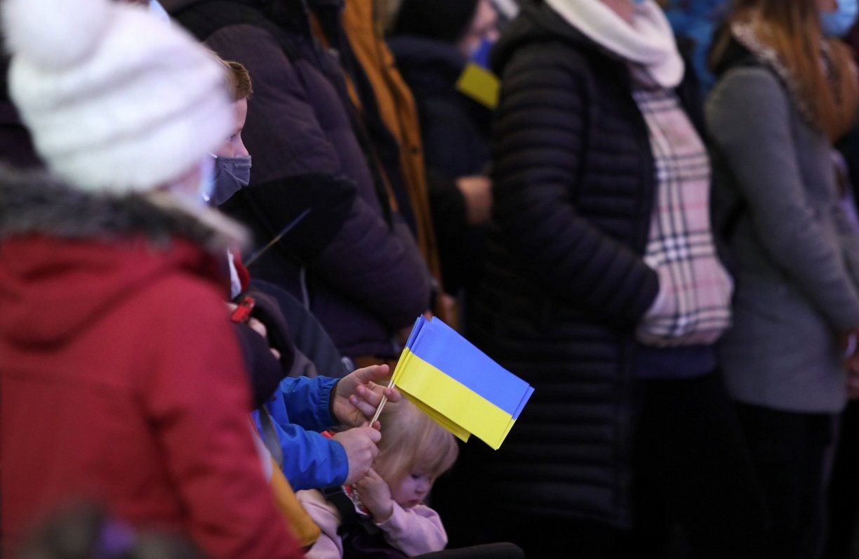 Cilvēks ar Ukrainas karodziņu.