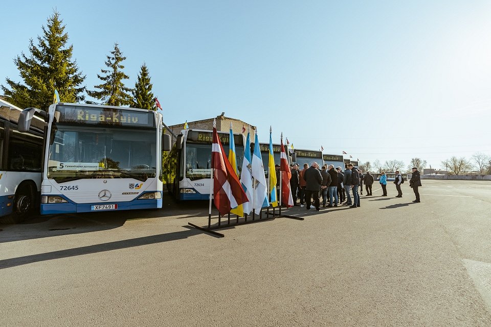 Громадськість попросила наповнити десять автобусів пожертвами для України / ст