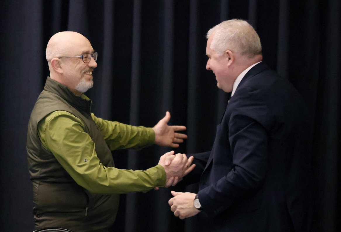 Ukrainas aizsardzības ministrs Oleksijs Reznikovs (no kreisās) sasveicinās ar savu Lietuvas kolēģi A...