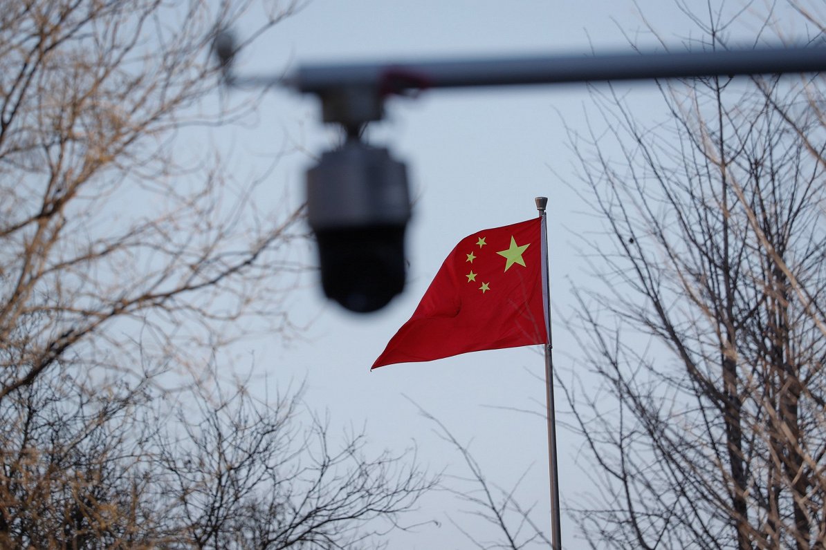 Флаг Китая и камера наблюдения. Иллюстративное фото