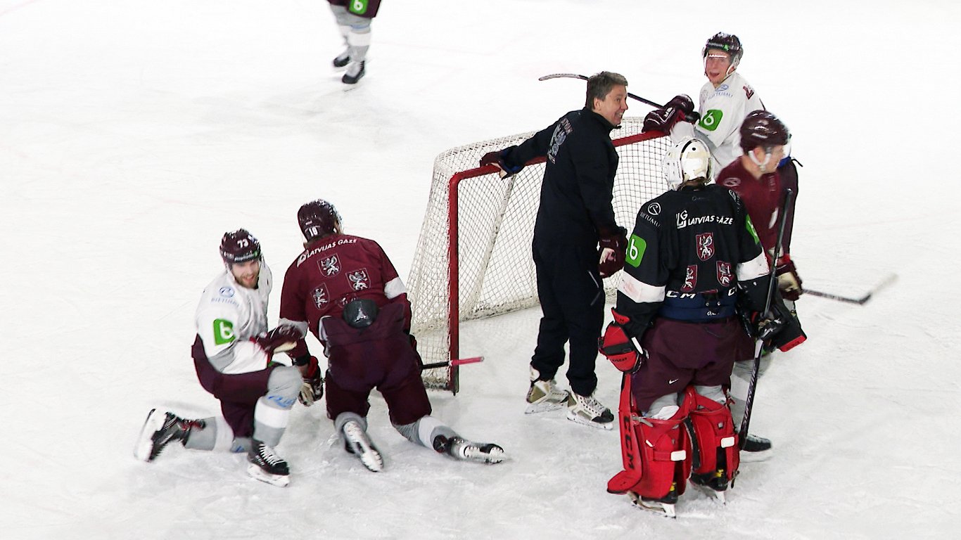 Latvijas hokeja izlases kandidāti treniņā Harija Vītoliņa vadībā