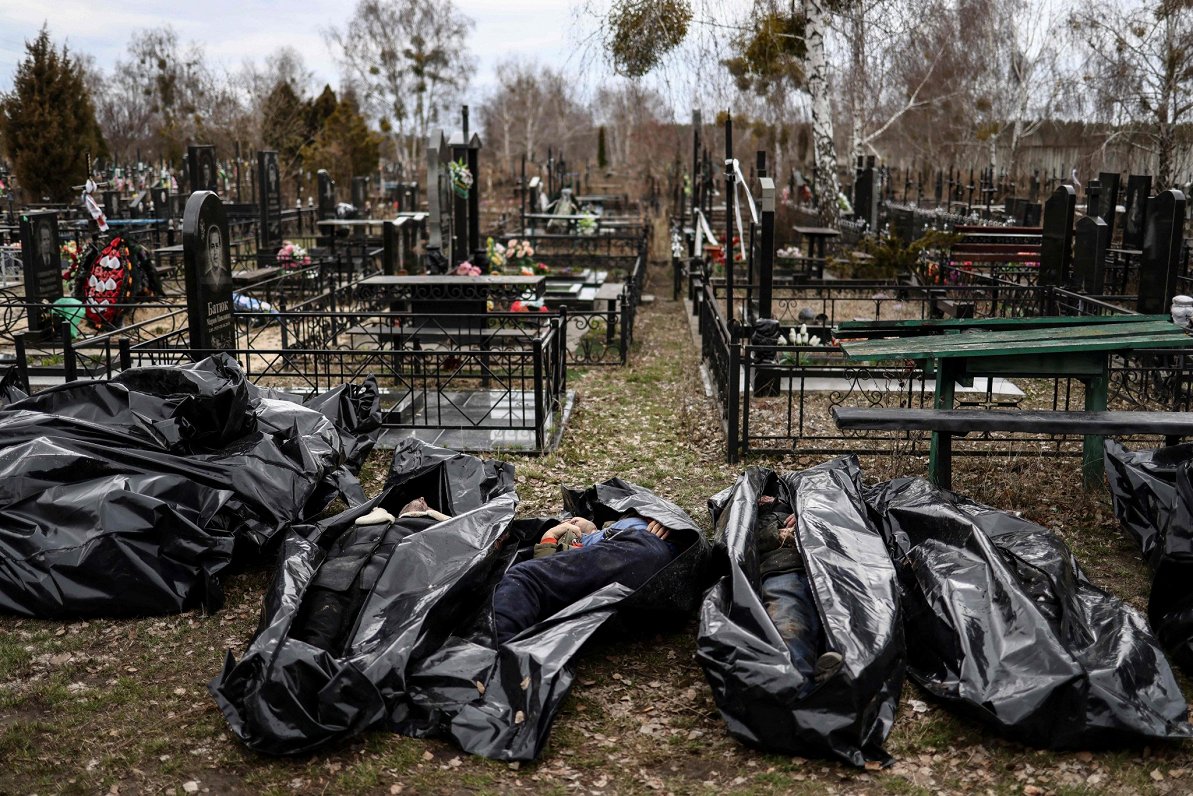 Nogalināto cilvēku līķi Ukrainas pilsētas Bučas kapsētā