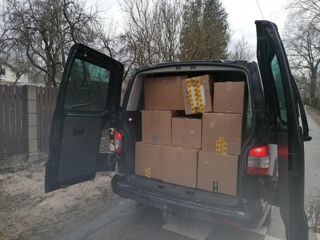 Busiņš ir pilns ar kastēm, kurās ir palīdzības sūtījumi Ukrainas bēgļiem