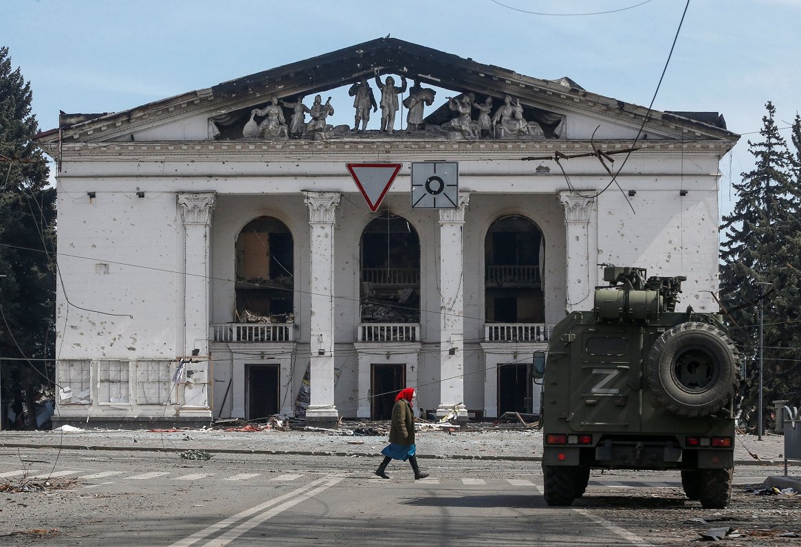 Krievijas kara tehnika pie izpostītās Mariupoles teātra ēkas