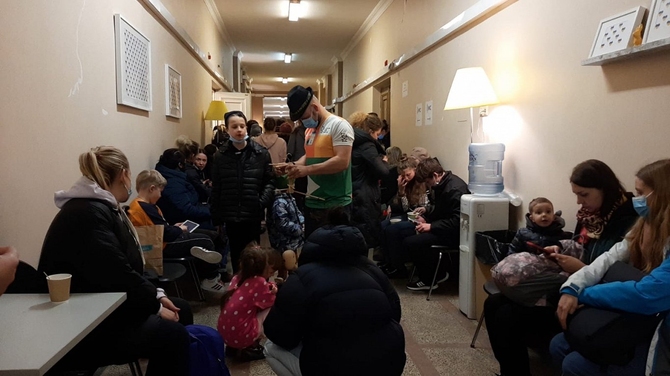 Центр помощи украинским беженцам в Риге. Апрель 2022 года.