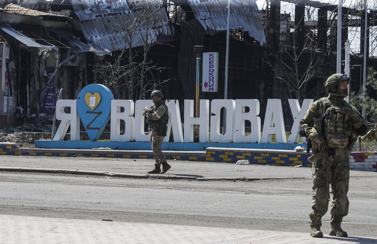 Оккупанты на улице. Украина, Волноваха, близ Донецка, Февраль, 2022 года