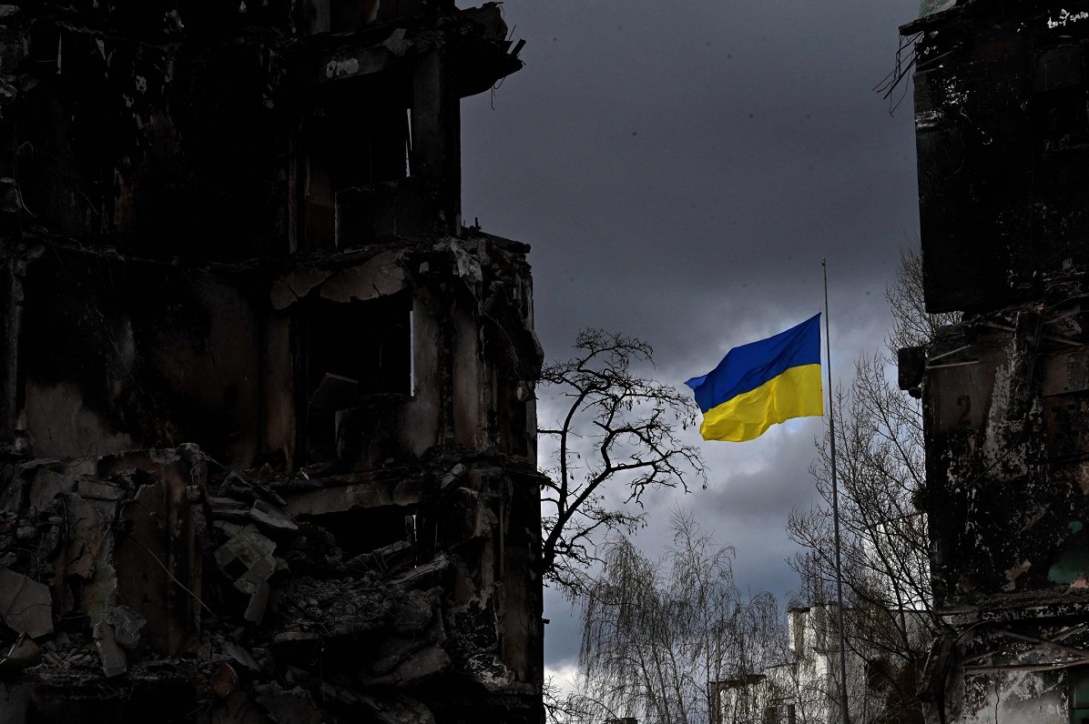 Ukrainas karogs plīvo starp ēku drupām