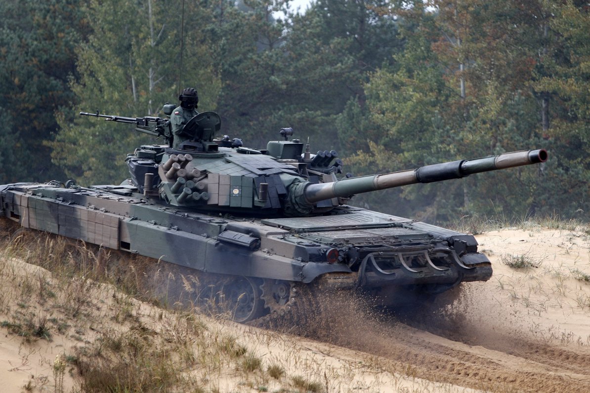 Танк Войска Польского PT-91 Twardy (польская модификация Т-72) на учениях НАТО. Латвия, Адажи,05.10....