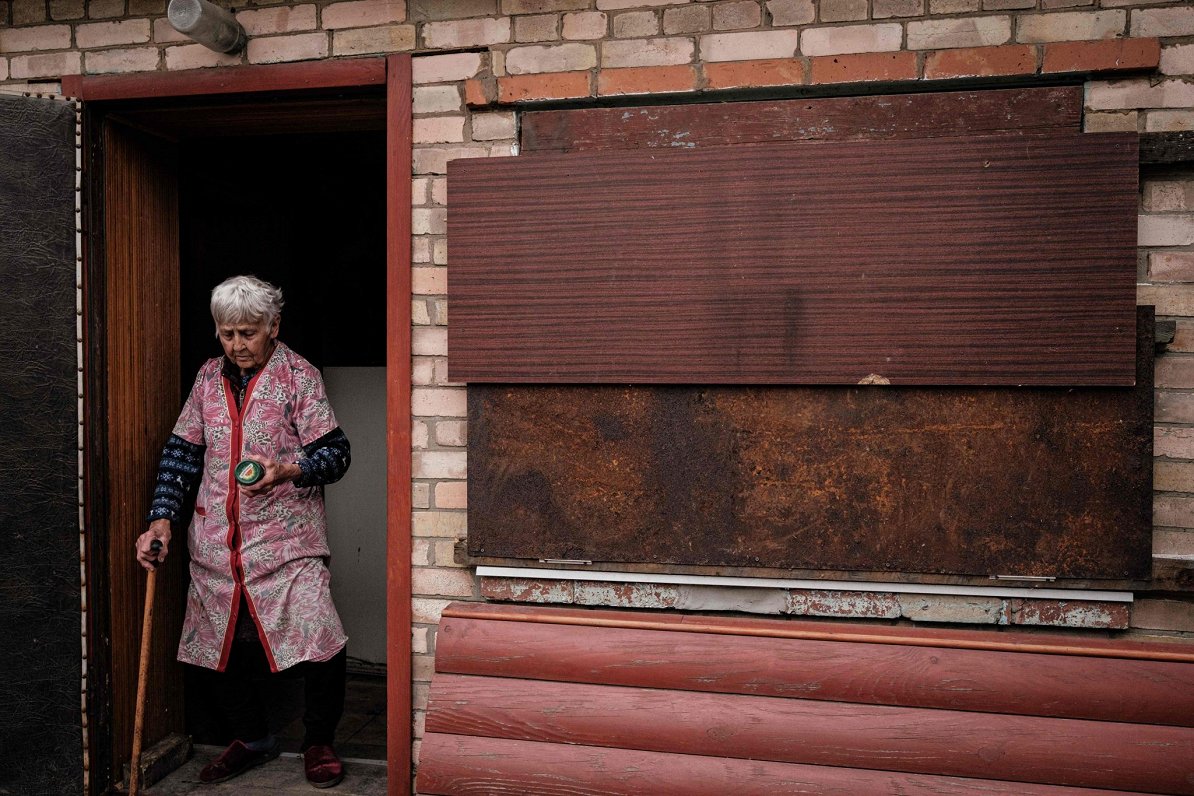 Женщина в дверях жилого дома. Славянск. 01.05.2022