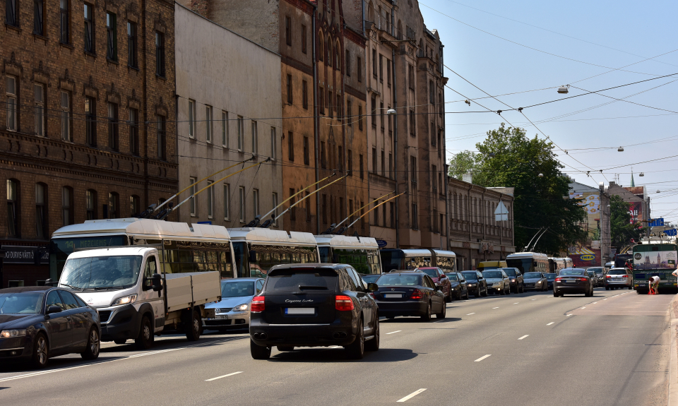 Eksperiments: kā sastrēgumstundā ātrāk izkļūt no Rīgas centra – ar auto, velo vai tramvaju?