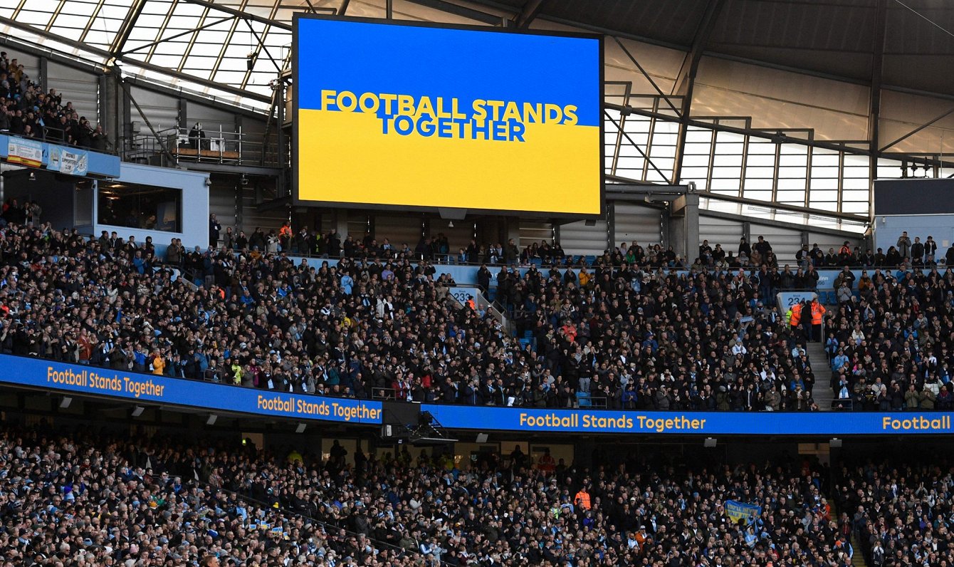 Futbola līdzjutēji daudzviet pasaulē stadionos pauž atbalstu Ukrainai