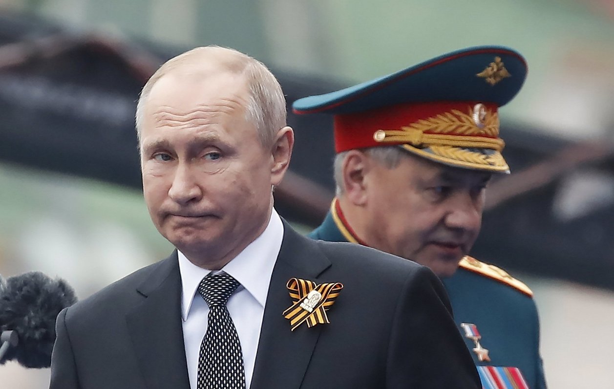 Krievijas prezidents Vladimirs Putins un aizsardzības ministrs Sergejs Šoigu