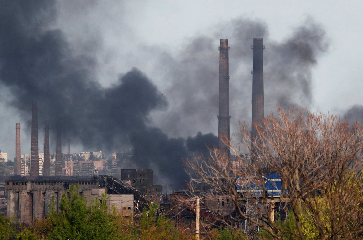Dūmi virs Mariupoles rūpnīcas &quot;Azovstaļ&quot;