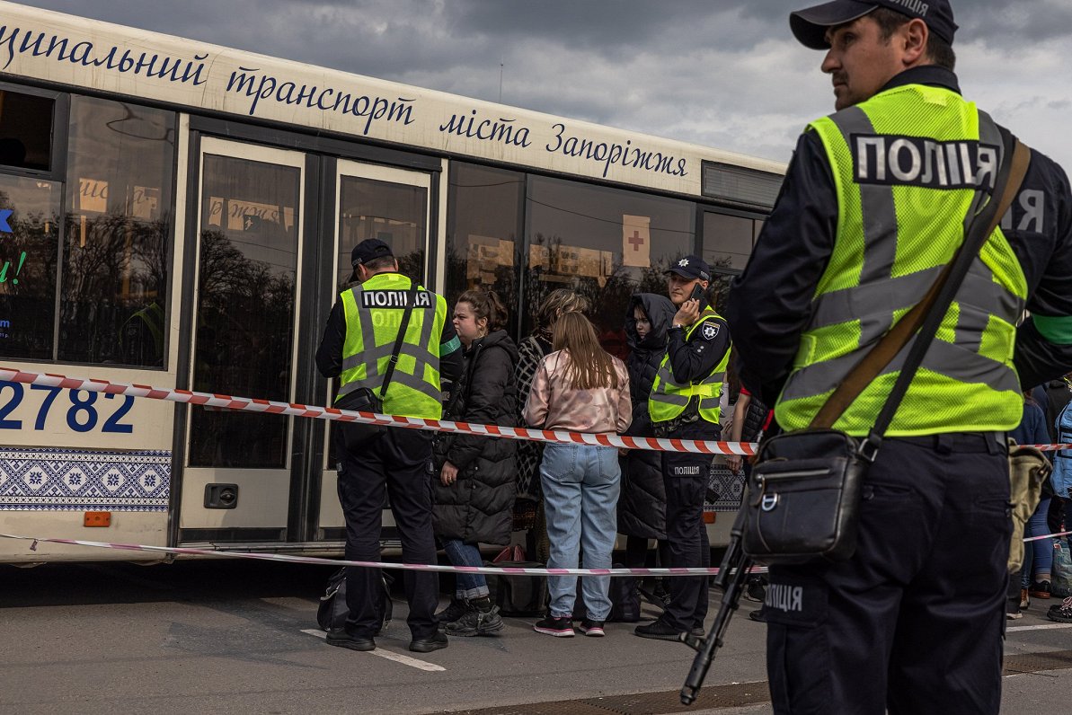 Zaporižjā ieradušies cilvēki, kas evakuēti no rūpnīcas “Azovstaļ” teritorijas, Mariupoles pilsētas u...
