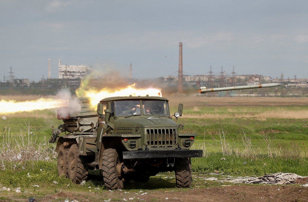 Krievijas karaspēks ar &quot;Grad&quot; raķetēm apšauda Mariupoli, kur pilsētas aizstāvji turpina pr...