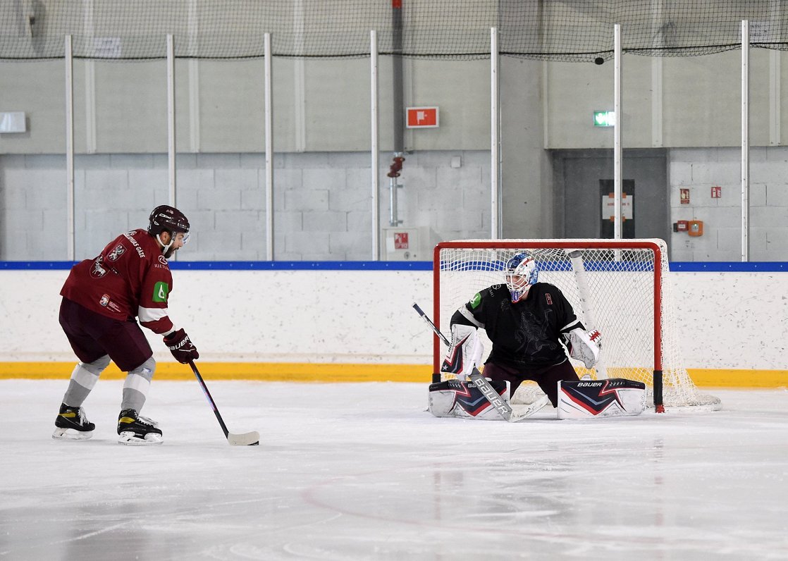 Latvijas hokeja izlases kandidāti treniņā