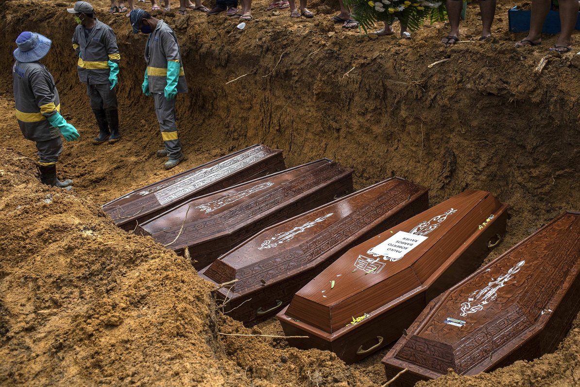 Pandēmijas laikā mirušo apbedīšana kapsētā Brazīlijā
