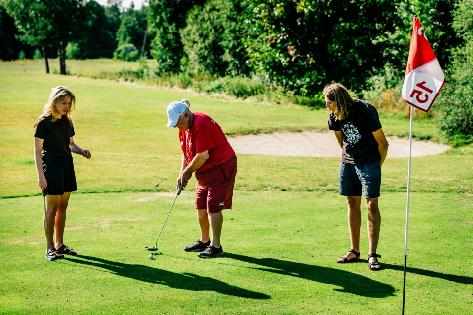 Golfa apmācība Usmas golfa klubā pie LOK gida prezidenta Viļņa Baltiņa. Elīna un Roberts.