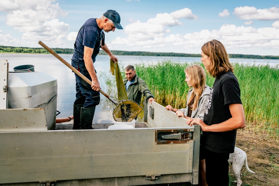 Zivju laišana Puzes ezerā Engures noslēgumā. Elīna, Roberts, Urga, ezera apsaimniekotājs Aivars Vāve...