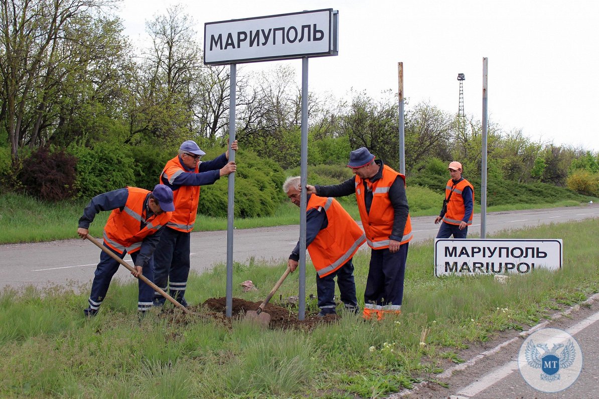 Ukrainas pilsētā Mariupolē okupācijas varasiestādes likušas noņemt ceļa zīmes ukraiņu valodā un to v...