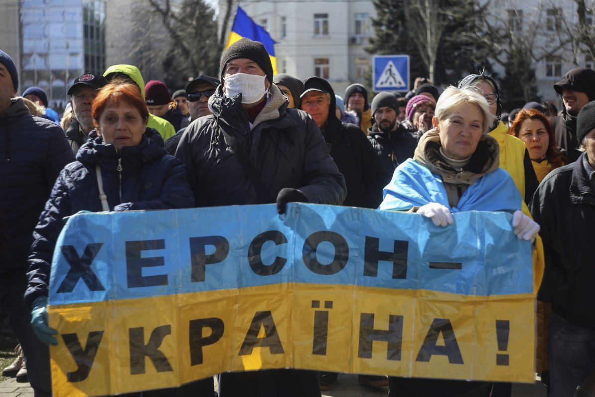 Hersonas iedzīvotāji protestē pret Krievijas veikto okupāciju, 2022. gada 20. martā