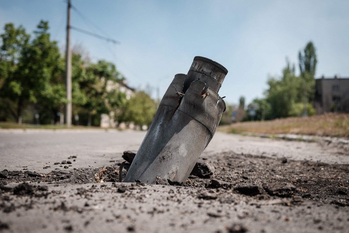 Неразорвавшийся снаряд на дороге в Северодонецке. 07.05.2022