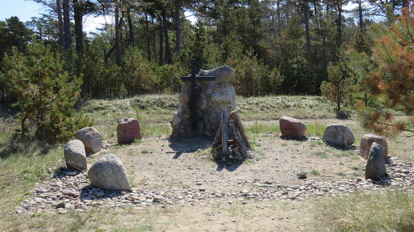 Памятник курелистам в Каросте