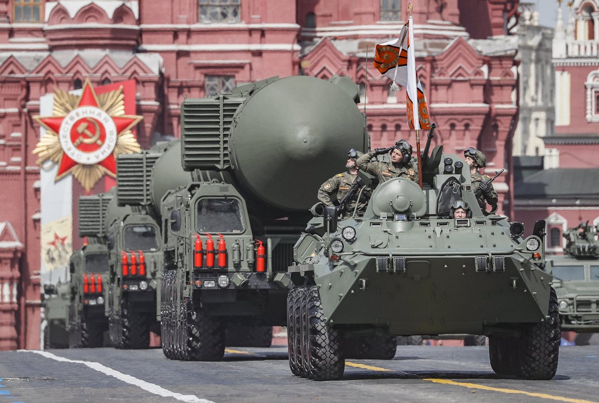 Krievijas starpkontinentālo ballistisko raķešu palaišanas iekārtas parādē Sarkanajā laukumā Maskavā