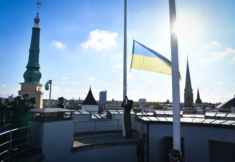 Eiropas dienā Rīgas pils Svētā Gara tornī paceļ Latvijas, Ukrainas un Eiropas Savienības karogus