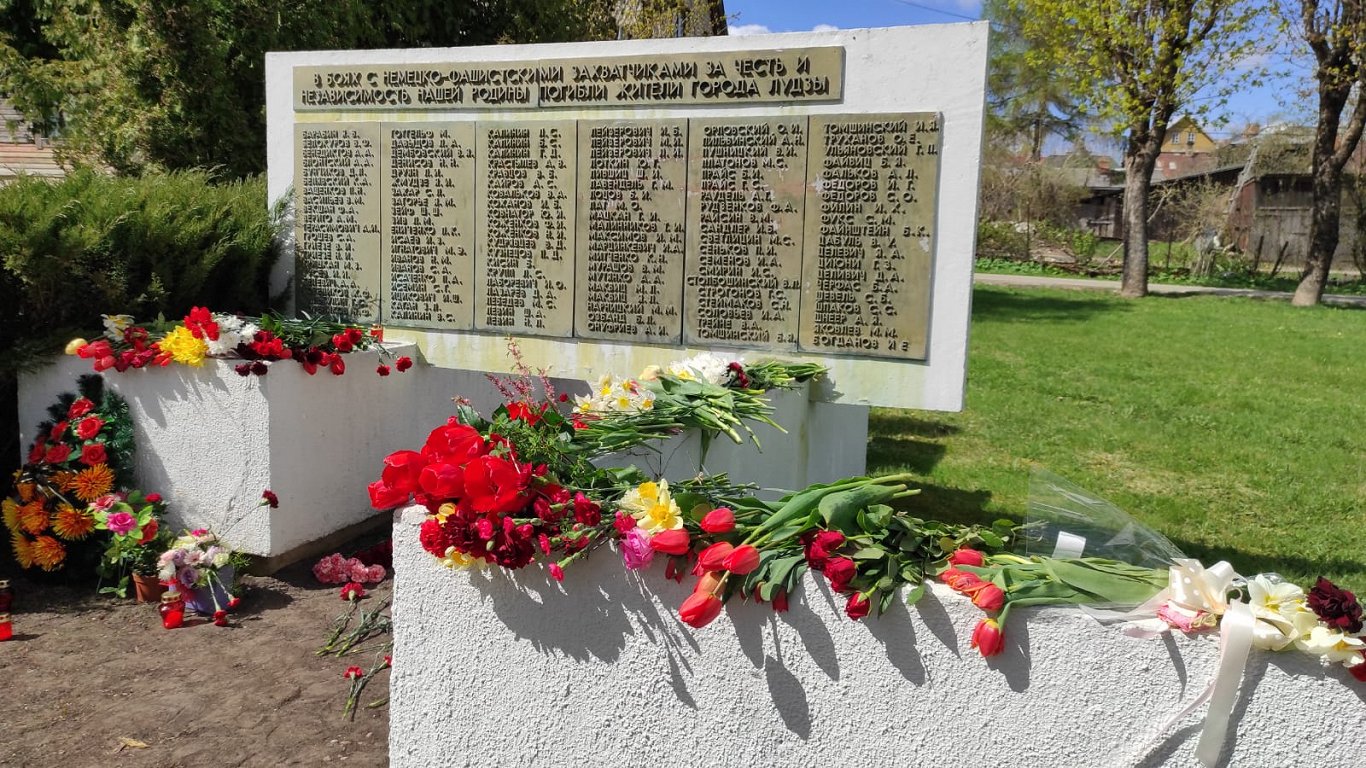 Ziedi pie padomju karavīru piemiņas vietas Ludzā. 2022. gada 9. maijs.