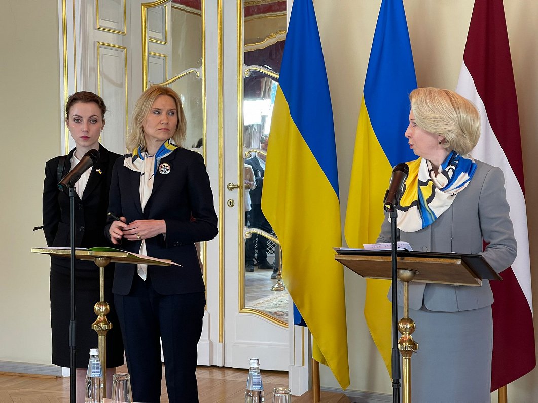 Ukrainas parlamenta vicespīkere Olena Kondratjuka (otrā no kreisās) tikšanās laikā ar Latvijas Saeim...