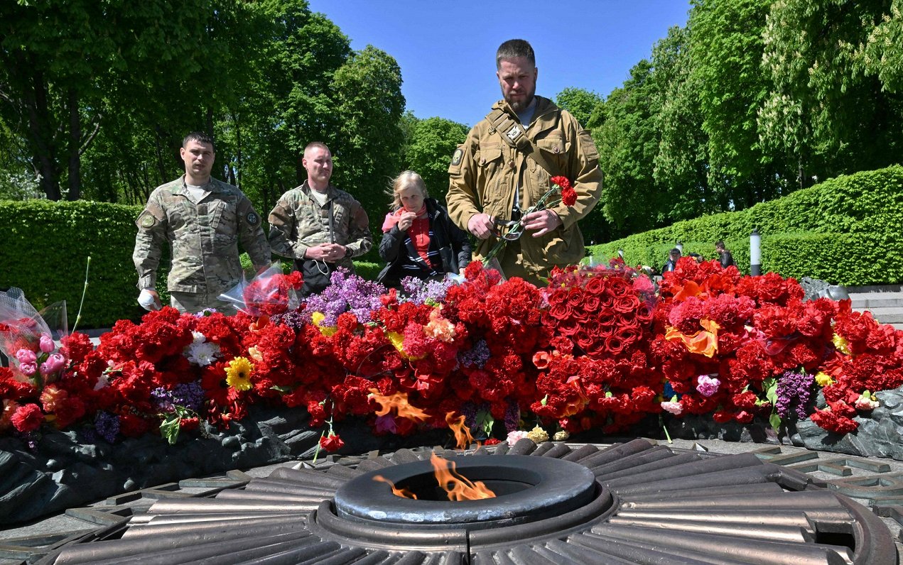 Защитник Украины у Вечного огня у могилы Неизвестного солдата в День победы над нацизмом во Второй м...