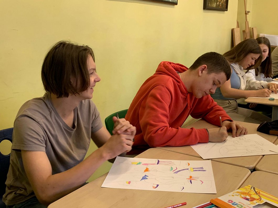 Rīgas Valsts 3. ģimnāzijā skolēni iesaistījušies zibakcijā «Ieelpo brīvību»