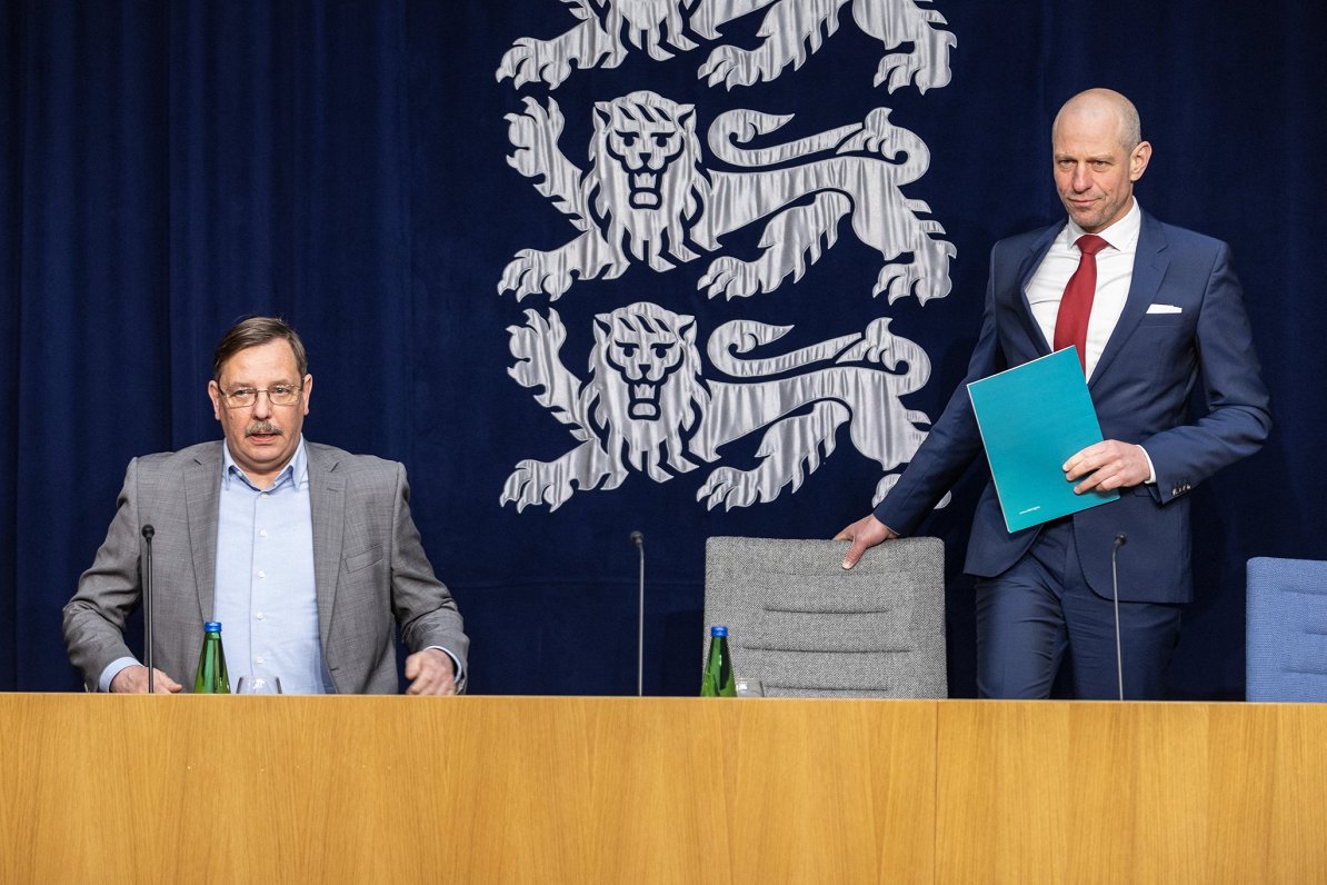 Igaunijas ekonomikas un infrastruktūras ministrs Tāvi Āss  (no kreisās) preses konferencē par LNG pr...