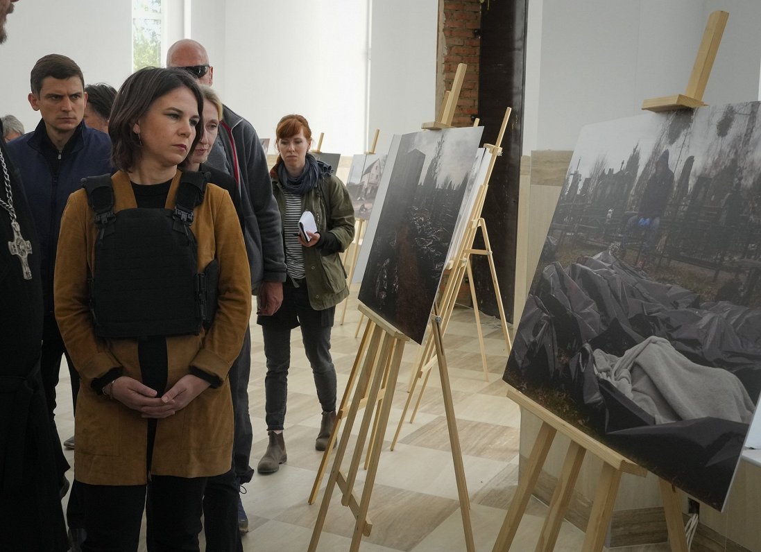 Vācijas ārlietu ministre Annalēna Bērboka apmeklē Bučas pilsētu Ukrainā