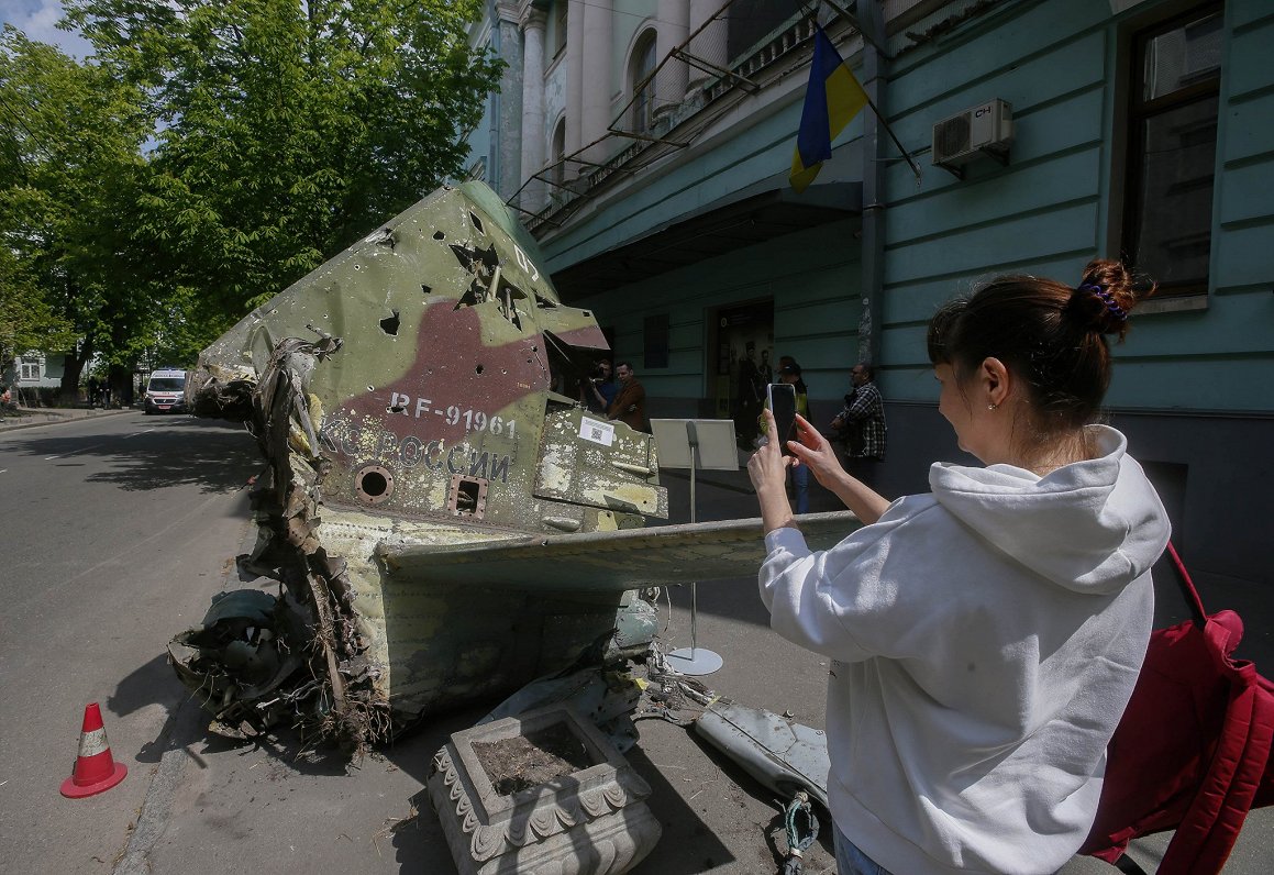 Iznīcināta Krievijas karaspēka militārās tehnikas vienība Kijivā, Ukrainā.