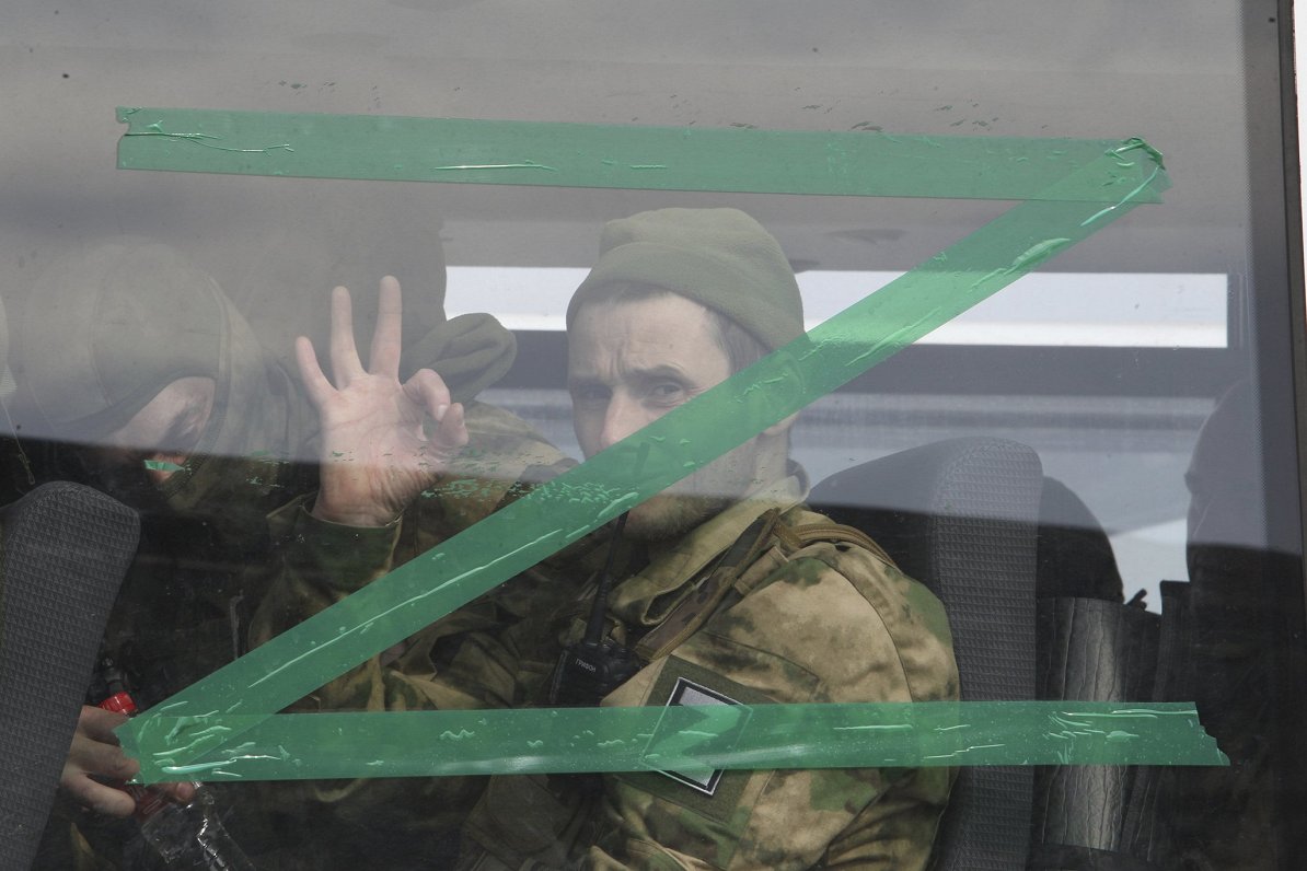 Krievu armijas karavīrs ceļā uz Ukrainas karalauku.
