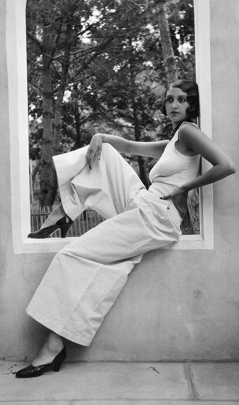 Rumāņu fotomodele Renē Perle (Renée Perle) Žuanlepēnas (Juan-les-Pins) kūrortā (1930)