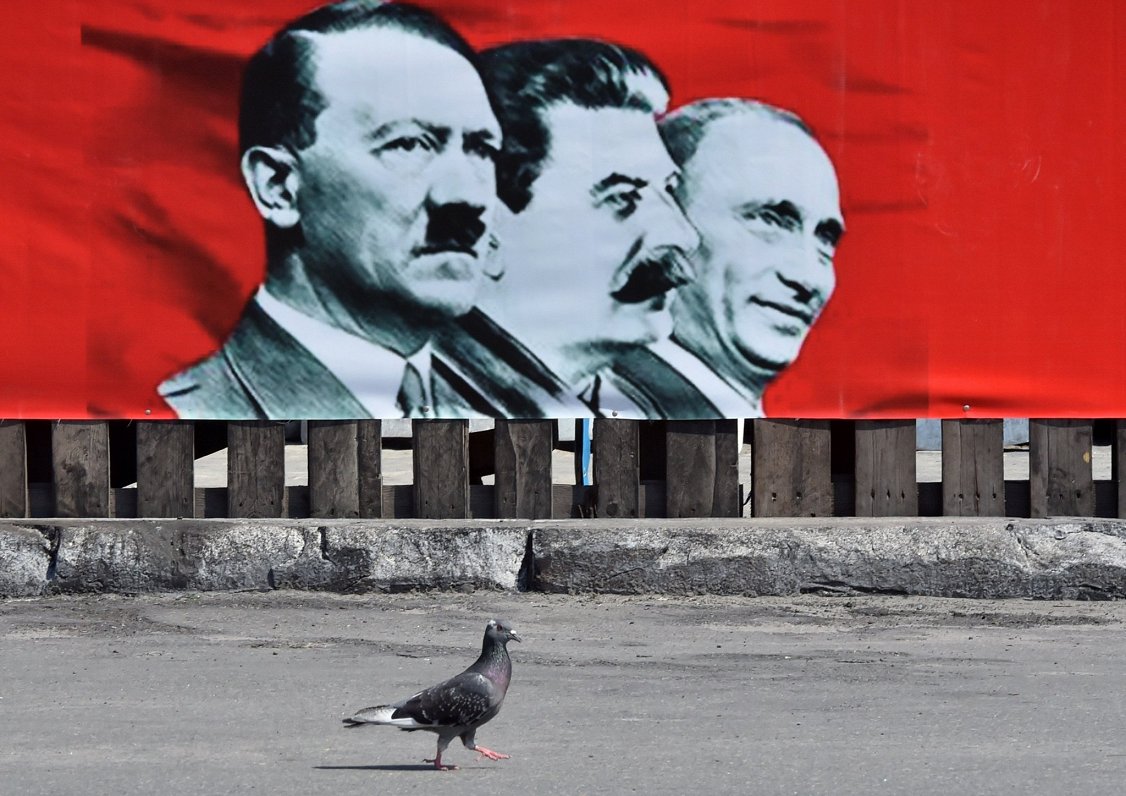 Ukrainas galvaspilsētā Kijivā plakātā attēloti Hitlers, Staļins un Putins