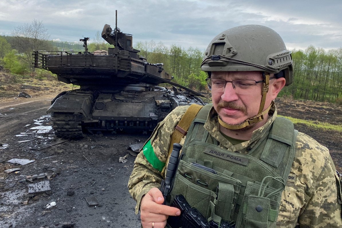 Ukrainas armijas karavīrs pie iznīcināta Krievijas tanka